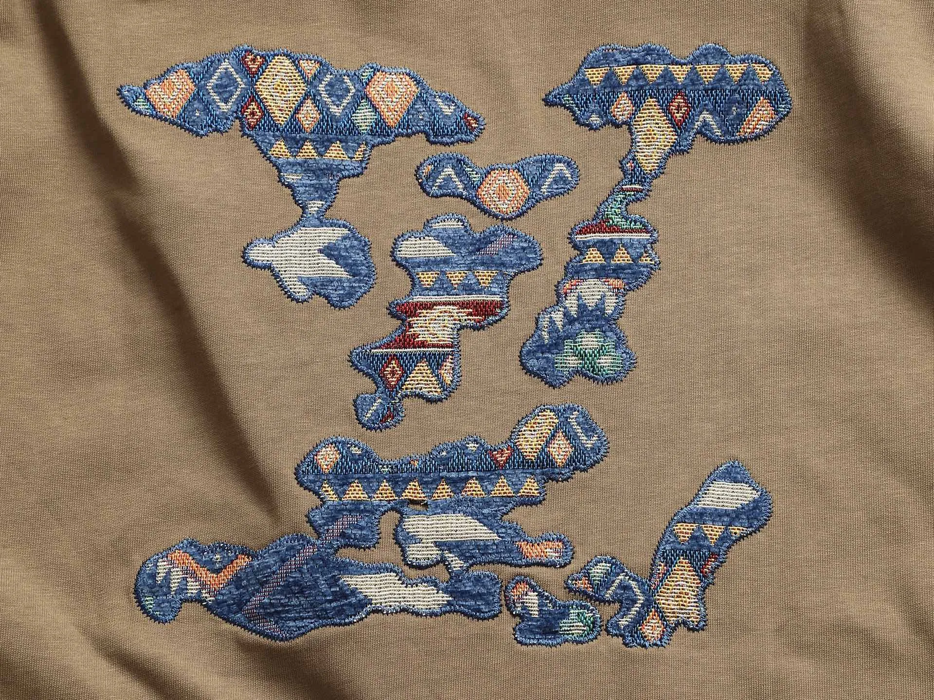 🅿️220 Louis Vuitton/Louis Vuitton High-end craftsmanship 1,000-needle embroidery. The large logo is exquisitely upgraded, inspired by the retro embroidery of the 1980s. Original fabric. Official same style. Short-sleeved T-shirt. Same vat dyed fabric. Very comfortable to the touch. The latest brick cabinet synchronization for spring and summer. Fashionable and personalized. Super versatile and good-looking. Very suitable for both men and women. A must-have for everyone. Hang tag. Collar label. Washed wheat. Complete with three labels. Color: black, white, khaki. Size: S M L XL |